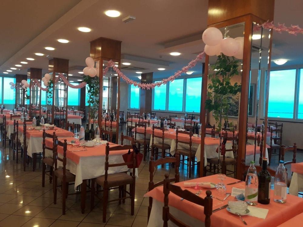 Hotel Majestic Pesaro Extérieur photo